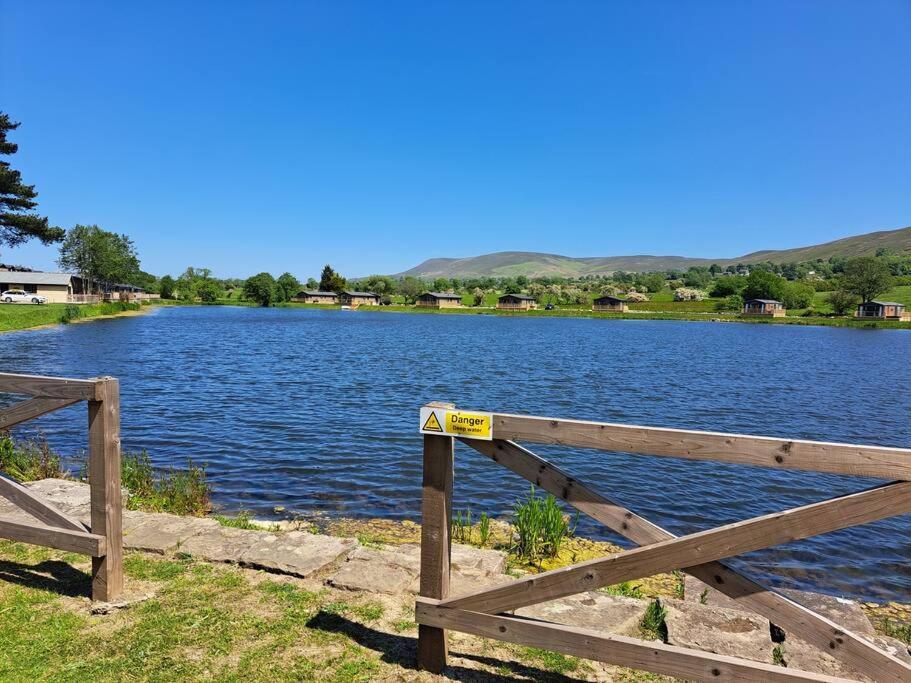 Diddly Squat Lodge With Hot Tub, Pendle View Holiday Park Clitheroe Exterior foto