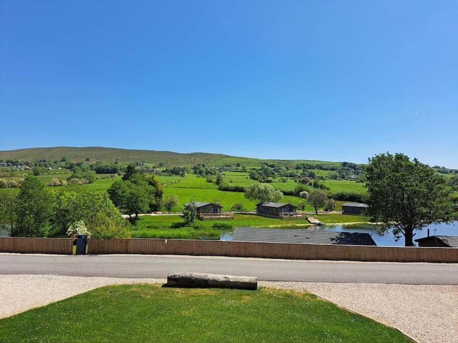 Diddly Squat Lodge With Hot Tub, Pendle View Holiday Park Clitheroe Exterior foto