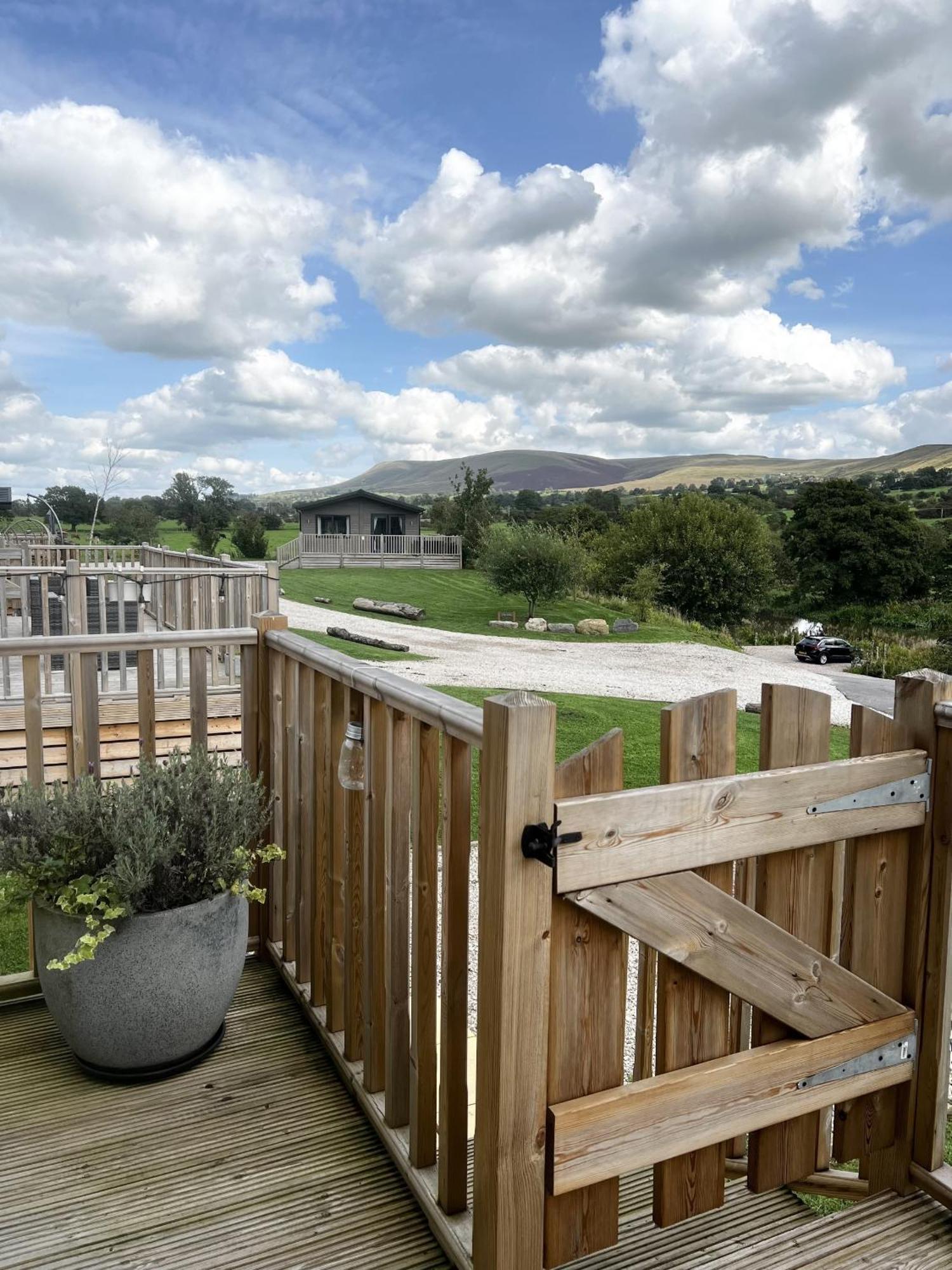 Diddly Squat Lodge With Hot Tub, Pendle View Holiday Park Clitheroe Exterior foto